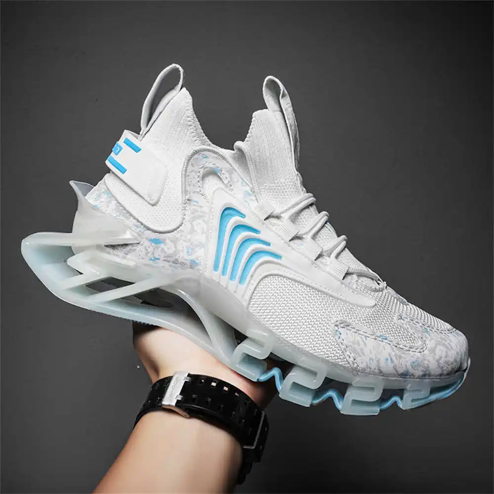 Women Fashion Over The Years - Blaue Slipon-lange rosa Stiefel, hellgrüne Sneakers,
