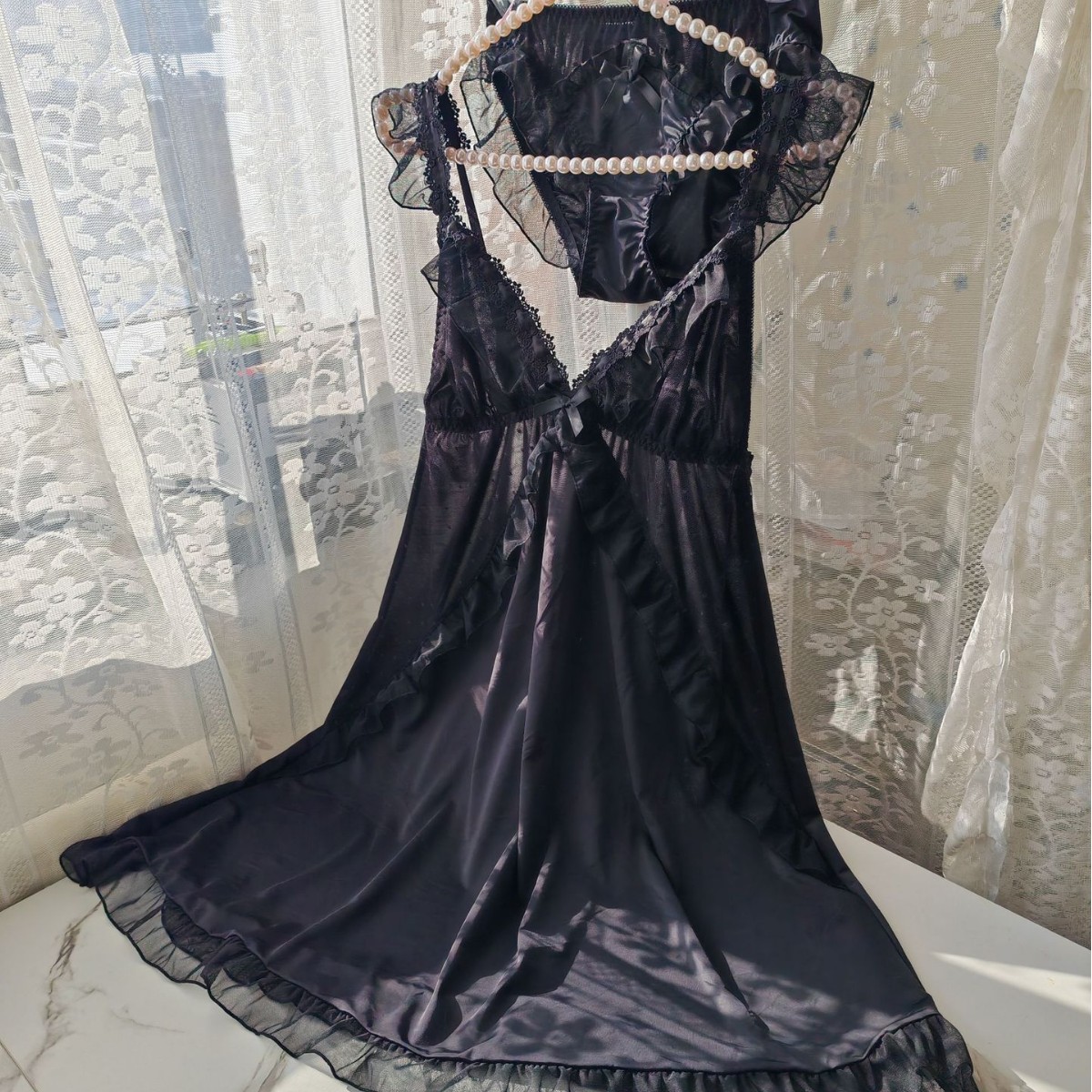 Spaghetti Strap Dress - Damen Schwarzes Eisseide-Nachthemd-Set mit Spaghettiträgern, Schleife,
