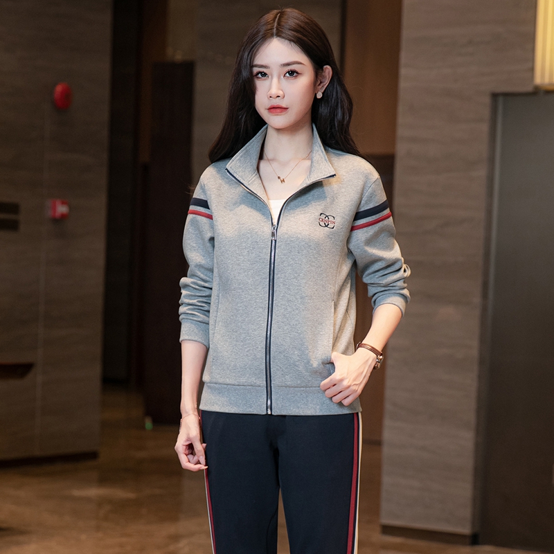 Modisches Sportbekleidungs-Set – Women Fashion Over The Years Bewertung und Preis
